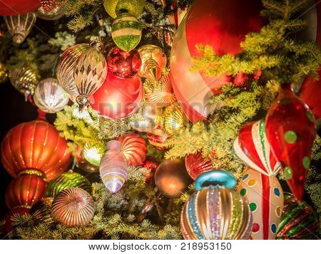 It's time to bring Christmas toys and decorate the Christmas tree