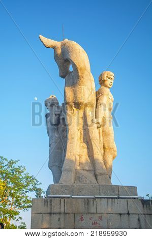 Park on a high mountain in China, Hart turned his head. high statue of a girl with a boyfriend. a national legend. Asia