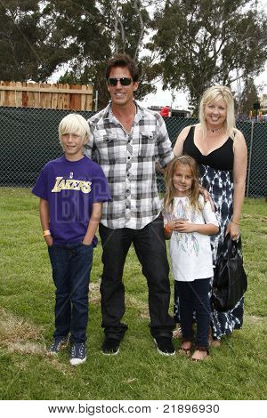 LOS ANGELES - Haziran 12: Dan Cortese ve 22 yıllık 'Heroes kez' Celebrit gelen Aile