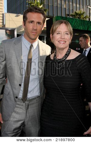 LOS ANGELES - 15 Juni: Ryan Reynolds, Mutter Tammy Reynolds Ankunft auf der Green-Lantern-Premiere ein
