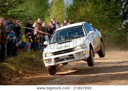 Rostov, Federacja Rosyjska - 05 września: Uriy Wołkow jeździ samochód Subaru Impreza w Velikiy Rostov Rosji
