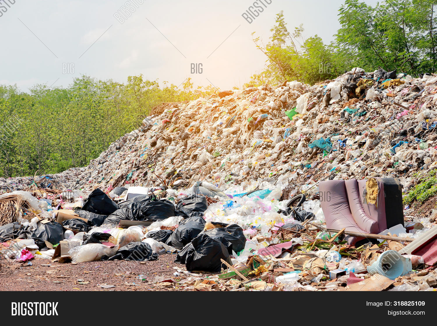 ангарский мусорный полигон. переполненные мусорные контейнеры зимой. горный чарыш сентелек. зимняя мусорка. мусорный полигон горно алтайск.