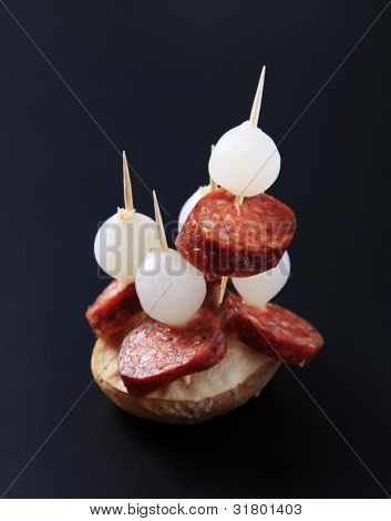 Patate al forno con kielbasa e cipolline sott'aceto