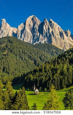 Church Of St. John Of Nepomuk And Geisler (odle) Dolomites Peaks - Santa Maddalena, Val Di Funes, Ty
