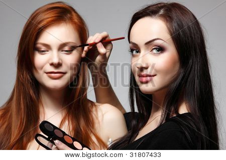 Portrét krásné mladé rusovlasý ženy s estetik, že make-up, oční stíny