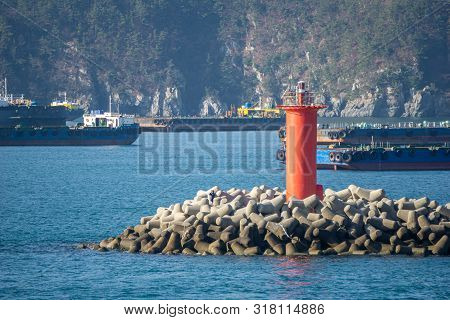 Geoje, South Korea - Decemner 22, 2018 : Tetrapods Breakwater With Red Beacon Located In Dsme Bay Wi