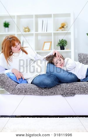 ternura de madre e hija, chica acostado a su madre feliz