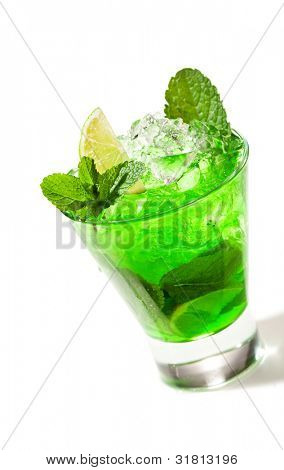grüne cocktail mit Midori, Wodka, Limette und Eis
