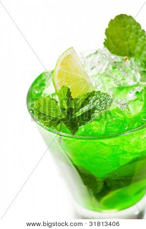 grüne cocktail mit Midori, Wodka, Limette und Eis