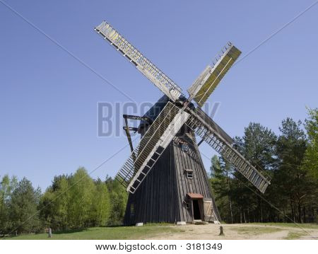 Molino de viento de madera