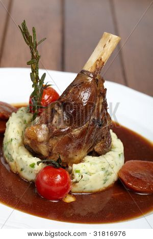 Codillo asado de cerdo con salsa