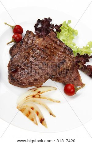 肉料理： 2 つのロースト赤と・ チリ ・ ペッパーズ、緑のレタスのサラダ ・ ディ ・上で骨ステーキ