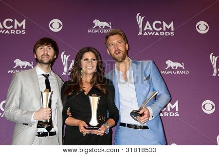 LAS VEGAS - APR 1: Lady Antebellum i presserummet på 2012 Academy of Country Music Awards en