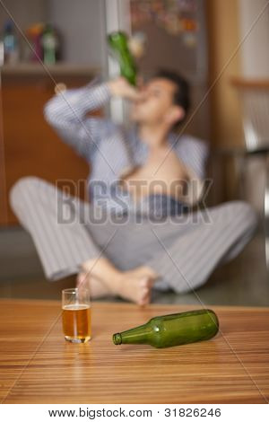 Säufer. Mann ein Bier trinken. Flasche im Fokus