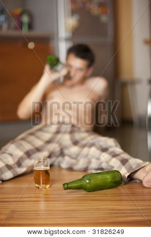 Säufer. Mann ein Bier trinken. Flasche im Fokus