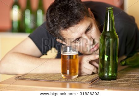 Säufer. Mann ein Bier trinken. Flasche im Fokus