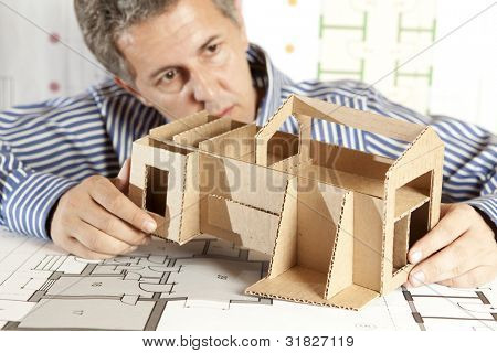 Mandlige arkitekt med model hus