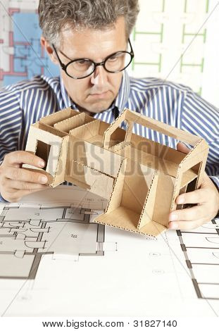 Arkitekt med model hus