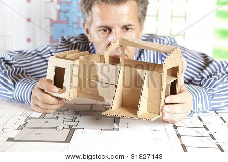 Arkitekt med model hus