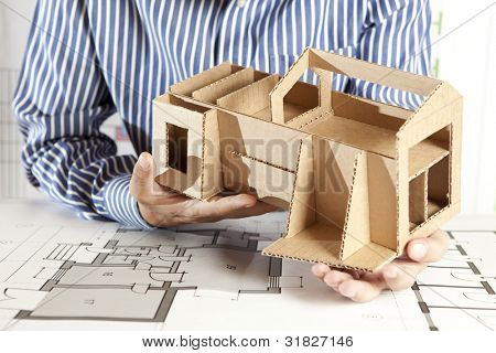Arkitekt med model hus