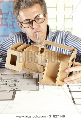 Arkitekt med model hus