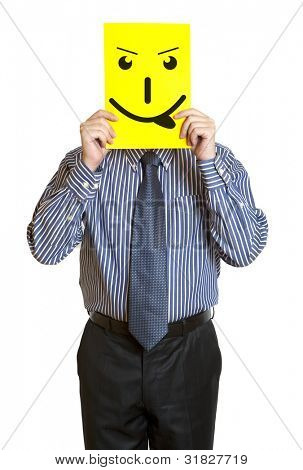 Mann mit der gemalten glücklichen Lächeln auf dem Blatt Papier über das Gesicht, isoliert auf weiss