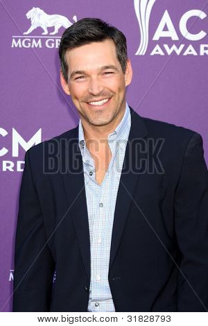 LAS VEGAS - 1 APR: Eddie Cibrian arriva al 2012 Accademia di Country Music Awards presso MGM Grand G