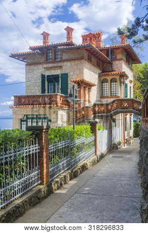 Villa At The Beach In Moscenisca Draga