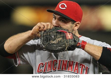 LOS ANGELES - 20 sierpnia: Czerwoni 1B (#19) Joey Votto dostosowuje jego rękawicy podczas gry czerwieni vs Dodgers na