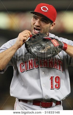 LOS ANGELES - Ağustos 20: Kırmızı 1B (#19) Joey Votto ayarlar onun eldiven kırmızı Dodgers oyun sırasında üzerinde