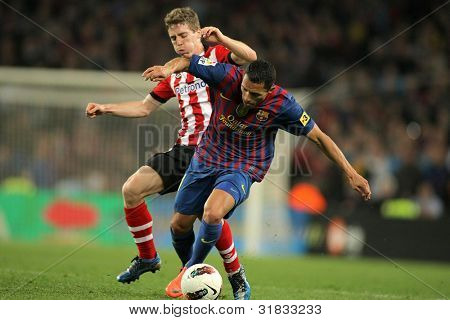 巴塞罗那-3 月，31： Iker Muniain(L) 的毕尔巴鄂竞技提忠告与巴塞罗那的阿祖安奴 Correia(R)