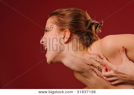 bliska piękno portret kobiety z tatuazy