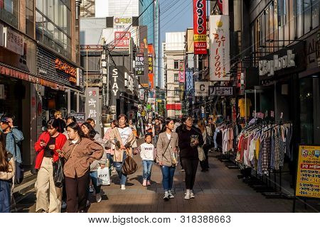 Daegu, South Korea - Apri 06, 2019 :tourist Walking On Street And Enjoy Shopping In Dongseongno Shop