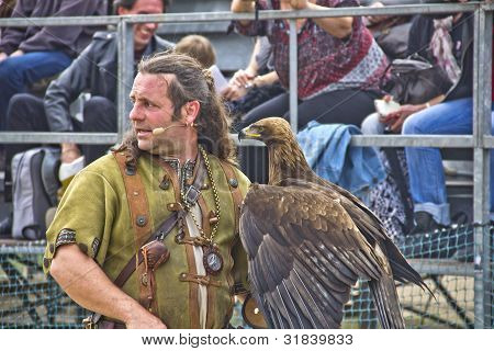 Mann, der einen ausgebildeten Adler