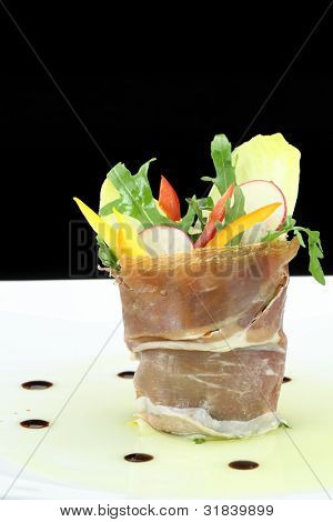 意大利熏火腿配蔬菜沙拉