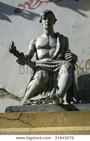 BELO HORIZONTE, Brasilien - 25 juli: En statue ligger uden for en lukket skolebygning 25. juli 2005 i B