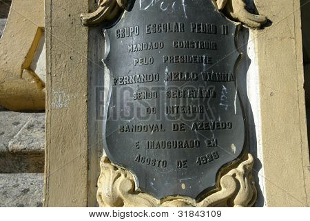 BELO HORIZONTE - 25 juli: Mindepladen hænger uden for en lukket skolebygning 25. juli 2005 i Belo Hor