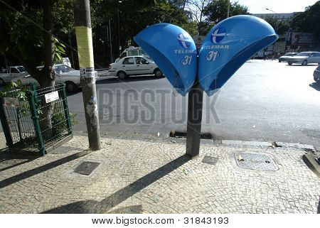 BELO HORIZONTE, Brasile - 25 luglio: Moderni telefoni pubblici sono mostrati il 25 luglio 2005 in Belo Horizont