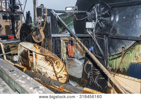 New Bedford, Massachusetts, Usa - August 22, 2019: Fisherman Hosing Down Deck Of Commercial Fishing 