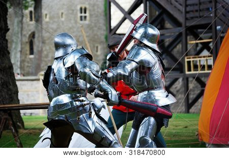 London / England Uk - Agoust 22, 2008: Free Rappresentation Of Knights Fight Outside The London Towe