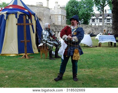 London / England Uk - Agoust 22, 2008: Free Rappresentation Of Knights Fight Outside The London Towe