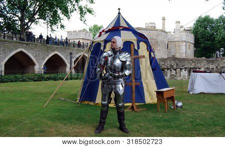 London / England Uk - Agoust 22, 2008: Free Rappresentation Of Knights Fight Outside The London Towe