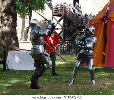 London / England Uk - Agoust 22, 2008: Free Rappresentation Of Knights Fight Outside The London Towe