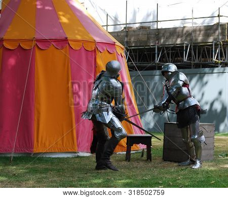 London / England Uk - Agoust 22, 2008: Free Rappresentation Of Knights Fight Outside The London Towe