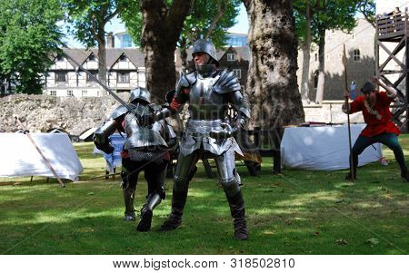 London / England Uk - Agoust 22, 2008: Free Rappresentation Of Knights Fight Outside The London Towe