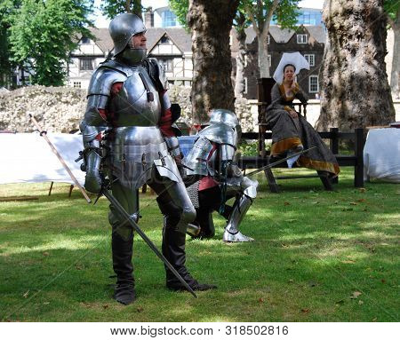 London / England Uk - Agoust 22, 2008: Free Rappresentation Of Knights Fight Outside The London Towe
