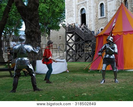 London / England Uk - Agoust 22, 2008: Free Rappresentation Of Knights Fight Outside The London Towe