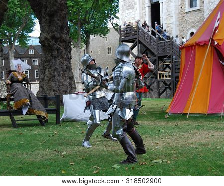 London / England Uk - Agoust 22, 2008: Free Rappresentation Of Knights Fight Outside The London Towe