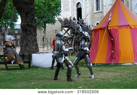 London / England Uk - Agoust 22, 2008: Free Rappresentation Of Knights Fight Outside The London Towe