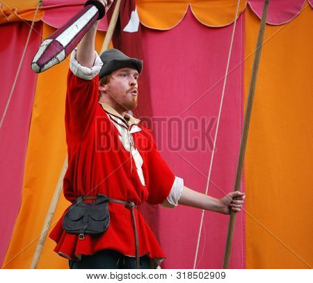 London / England Uk - Agoust 22, 2008: Free Rappresentation Of Knights Fight Outside The London Towe
